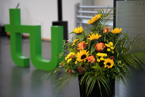 TU Logo und Blumen