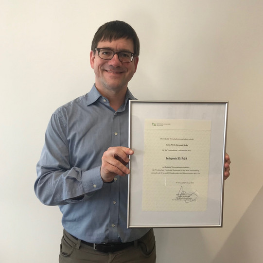 Photo Presentation of the Teaching Award 2017/2018 an PD Dr. Bernhard Kreße Photo Presentation of the Teaching Award 2017/2018 an PD Dr. Bernhard Kreße