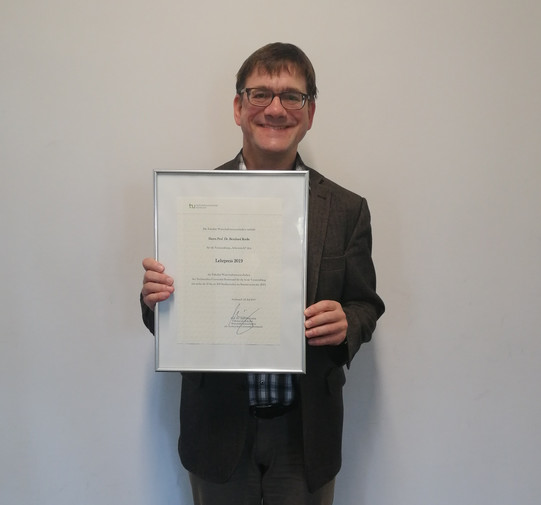 Foto Verleihung Lehrpreis 2019 an Prof. Dr. Bernhard Kreße Foto Verleihung Lehrpreis 2019 an Prof. Dr. Bernhard Kreße