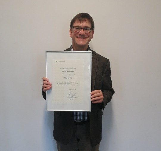 Photo Presentation of the Teaching Award 2019 to Prof. Dr. Bernhard Kreße