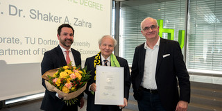 Foto Prof. Shaker A. Zahra mit Verleihungsurkunde der Ehrendoktorwürde eingerahmt von Dekan Prof. Dr. Steffen Strese und Rektor Prof. Dr. Manfred Bayer