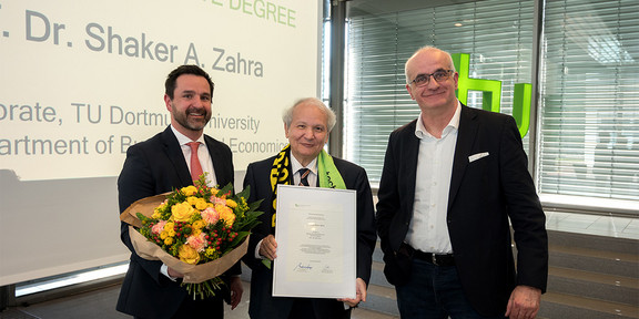 Foto Verleihung Ehrendoktorwürde an Prof. Shaker A. Zahra Foto Prof. Shaker A. Zahra mit Verleihungsurkunde der Ehrendoktorwürde eingerahmt von Dekan Prof. Dr. Steffen Strese und Rektor Prof. Dr. Manfred Bayer