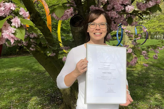 Photo Presentation of the Teaching Award 2023/2024 to Prof. Dr. Anja Fischer