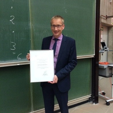 Foto Überreichung Lehrinnovationsaward 2015/2016 an Prof. Dr. Andreas Hoffjan