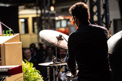 Photo drums with drummer from behind