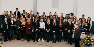 Foto der Absolventen bei der Absolventenfeier 2019