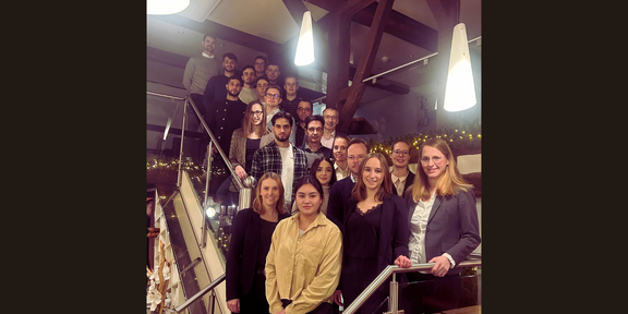 Picture shows Dr. Bernhard Günther and Prof. Dr. Andreas Hoffjan standing with students and doctoral students.