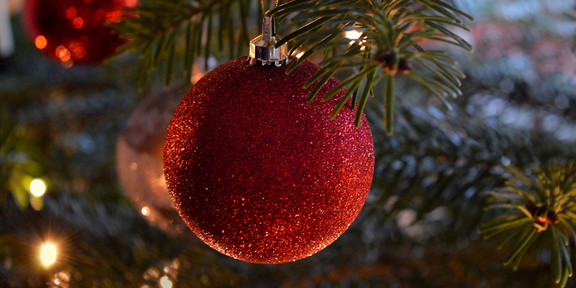 Weihnachtsbaum vor rotem Hintergrund