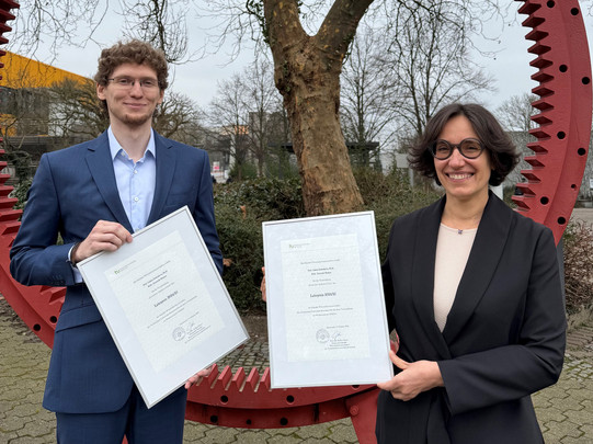 Foto Verleihung Lehrpreis 2024/2025 an Prof. Galina Zudenkova, Ph.D. und Dominik Maxara