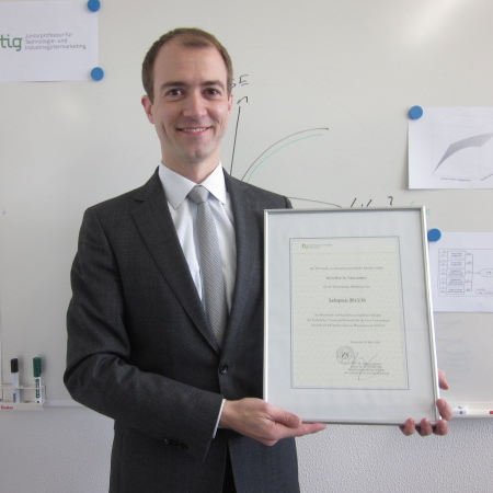 Foto Verleihung Lehrpreis 2015/2016 an JProf. Dr. Tobias Schäfers