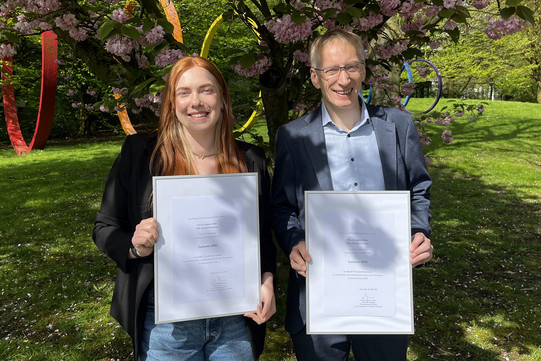 Photo Presentation of the Teaching Award 2023 to Prof. Dr. Andreas Hoffjan and Laura Packheiser 