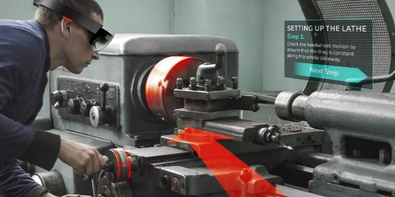 Foto Arbeitnehmer arbeitet an einer Maschine Foto Arbeitnehmer arbeitet an einer Maschine