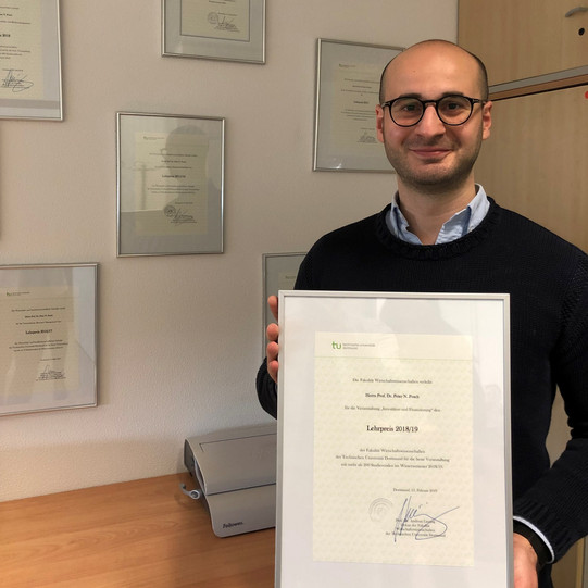 Foto Verleihung Lehrpreis 2018/2019 an Aydin Aslan Foto Verleihung Lehrpreis 2018/2019 an Aydin Aslan