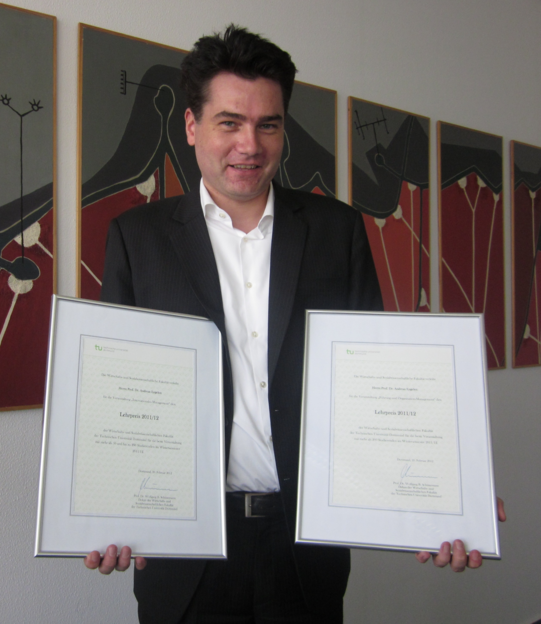 Photo Presentation of the Teaching Award 2011/2012 to Prof. Dr. Andreas Engelen 
