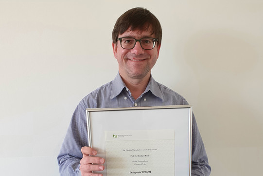 Foto Verleihung Lehrpreis 2020/2021 an Prof. Dr. Kreße Foto Verleihung Lehrpreis 2020/2021 an Prof. Dr. Kreße