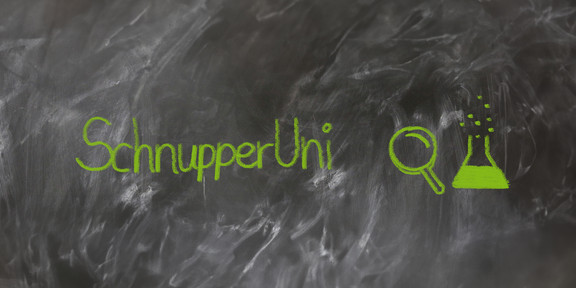 Grafik SchnupperUni Mit grüner Kreide auf nicht ganz sauber gewischter Tafel geschriebener Text "SchnupperUni" , daneben eine gemalte Lupe und ein halb gefülltes Reagenzglas