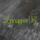 The text "SchnupperUni" written in green chalk on a not quite cleanly wiped blackboard, next to it a painted magnifying glass and a half-filled test tube