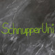 Mit grüner Kreide auf nicht ganz sauber gewischter Tafel geschriebener Text "SchnupperUni" , daneben eine gemalte Lupe und ein halb gefülltes Reagenzglas