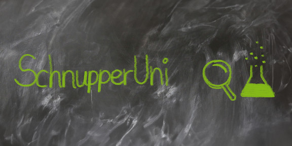 Grafik SchnupperUni Mit grüner Kreide auf nicht ganz sauber gewischter Tafel geschriebener Text "SchnupperUni" , daneben eine gemalte Lupe und ein halb gefülltes Reagenzglas