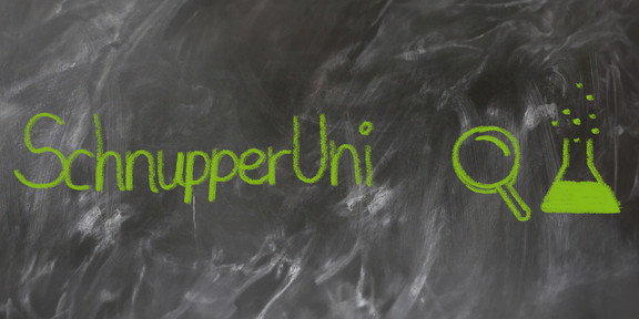 Grafik SchnupperUni Mit grüner Kreide auf nicht ganz sauber gewischter Tafel geschriebener Text "SchnupperUni" , daneben eine gemalte Lupe und ein halb gefülltes Reagenzglas