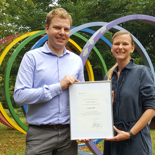 Photo Presentation of the Teaching Award 2018 to Prof. Dr. Tessa Flatten (with assistant Raphael Rettig)
