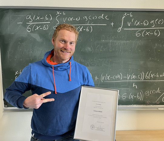 Photo Presentation of the Teaching Award 2022/2023 to Dr. Lars Metzger