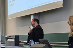 Frau Karolin Schulte, Leiterin der Geschäftsstelle des Alumni Ckubs, präsentiert den Club.
