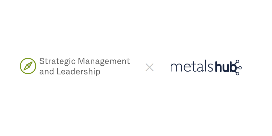 Logo Strategic Management and Leadership mit stylisiertem Kompass in grün gefolgt dann von einem x und einem zweiten Logo: metalshub als text. 
