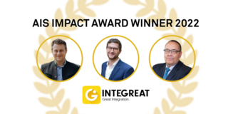 Bilder von Prof. Manuel Wiesche (TU Dortmund), Assistenzprofessor Maximilian Schreieck (Universität Innsbruck) und Professor Helmut Krcmar (Professor Emeritus der TU München) vor goldenem Lorbeerkranz. AIS Impact Gewinner 2022 für Projekt Integreat.