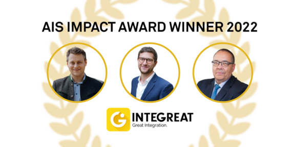 Bilder von Prof. Manuel Wiesche (TU Dortmund), Assistenzprofessor Maximilian Schreieck (Universität Innsbruck) und Professor Helmut Krcmar (Professor Emeritus der TU München) vor goldenem Lorbeerkranz. AIS Impact Gewinner 2022 für Projekt Integreat.
