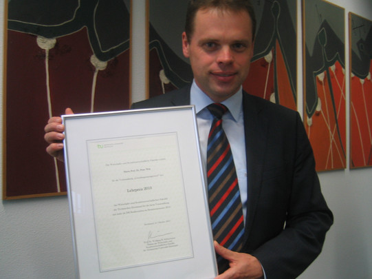 Photo Presentation of the Teaching Award 2010 to Prof. Dr. Peter Witt Photo Presentation of the Teaching Award 2010 to Prof. Dr. Peter Witt