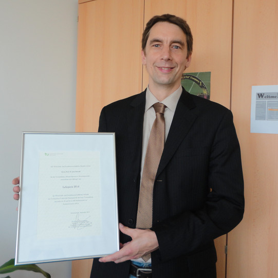 Photo Presentation of the Teaching Award 2014 to Prof. Dr. Jens Rowold