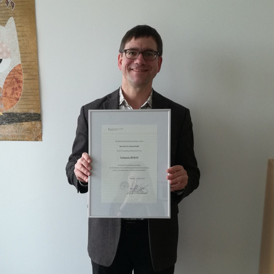 Foto Verleihung Lehrpreis 2018/2019 an Prof. Dr. Bernhard Kreße Foto Verleihung Lehrpreis 2018/2019 an Prof. Dr. Bernhard Kreße