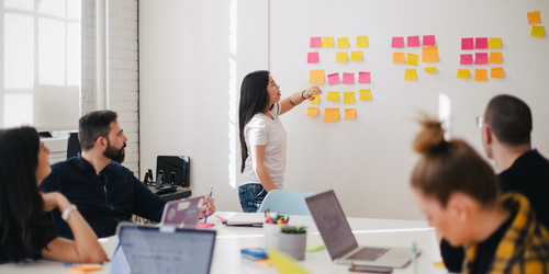 Frau hält Präsentation in einem Seminarraum