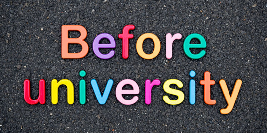 AI generated - "Before University" mit Magnetbuchstaben auf Asphalt