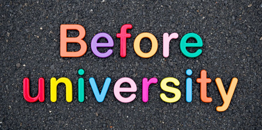 "Before University" mit Magnetbuchstaben auf Asphalt