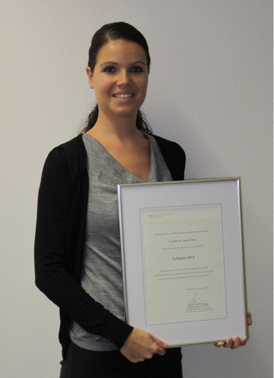 Foto Verleihung Lehrpreis 2012 an JProf. Dr. Stefanie Paluch Foto Verleihung Lehrpreis 2012 an JProf. Dr. Stefanie Paluch