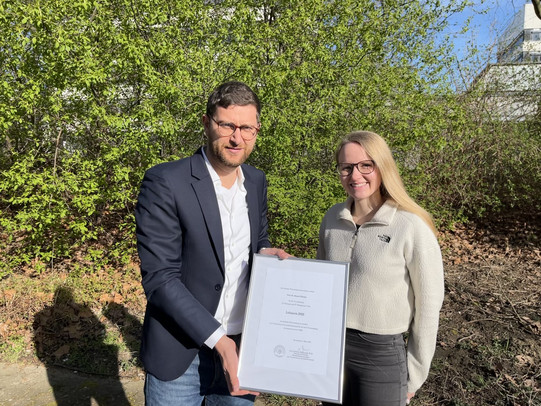 Photo Presentation of the Teaching Award 2022 to Prof. Dr. Manuel Wiesche (with Lisa Gussek)