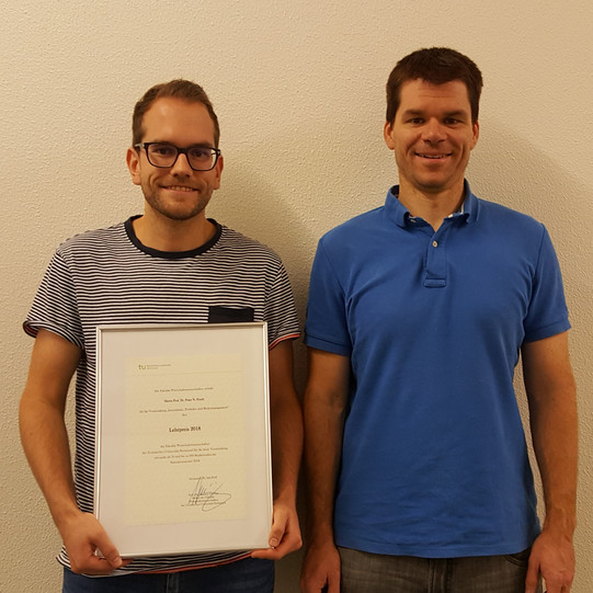 Photo Presentation of the Teaching Award 2018 to Prof. Dr. Peter N. Posch (mit Mitarbeiter Nils Engelhardt)