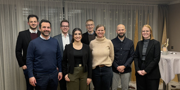 Preisverleihung Das Foto der Preisverleihung zeigt die Preisträger*innen, ihre Betreuer*innen und die Stifter*innen (v.l.n.r.): Boban Petrovic, Steffen Strese, Ole Zabolitzky, Negin Ghaffaripour, Andreas Hoffjan, Tessa Flatten, Steffen Leininger (TMC) und Lea Saphörste.r