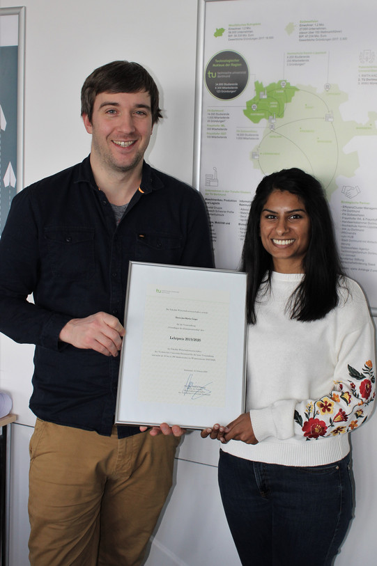 Foto Verleihung Lehrpreis 2019/2020 an Jan-Martin Geiger (zusammen mit Übungsleiterin Lukshmypreya Ravindran) Foto Verleihung Lehrpreis 2019/2020 an Jan-Martin Geiger (zusammen mit Übungsleiterin Lukshmypreya Ravindran)