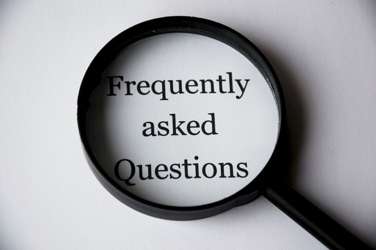 Vergrößerungsglas fokusiert auf frequently asked questions