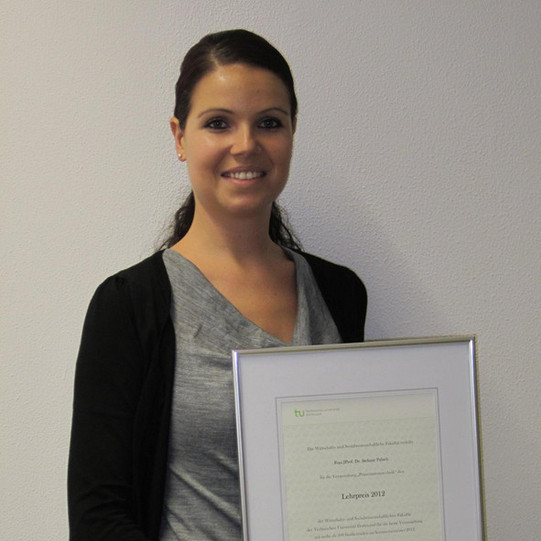 Photo Presentation of the Teaching Award 2014 to JProf. Dr. Stefanie Paluch