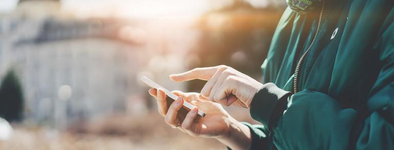 Smartphone Person tippt etwas auf einem Smartphone ein