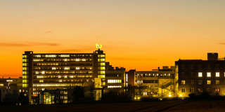 Panorama des Campus Nord bei Dämmerung