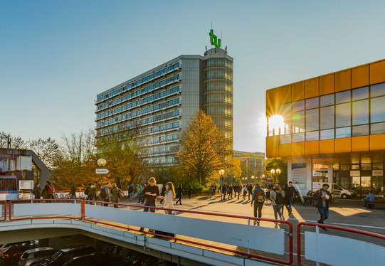 Die Gebäude des Campus Nord im Sonnenschein.