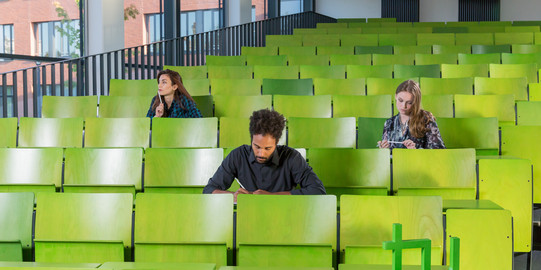 Studierende sitzen in einem Hörsaal im Seminargebäude. 