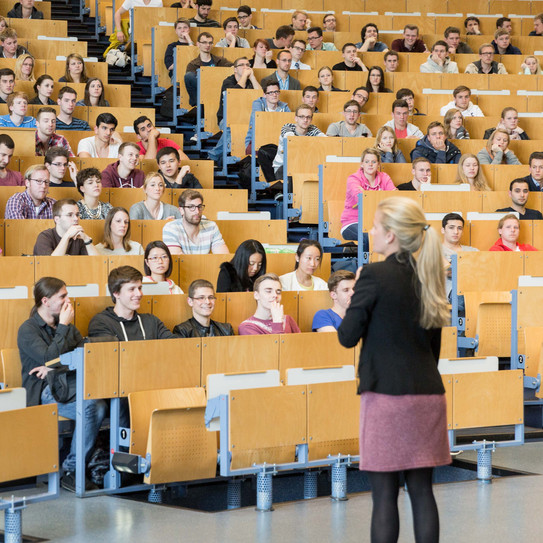 Students in the lecture hall_03 A lecturer stands in front of students in the lecture hall.