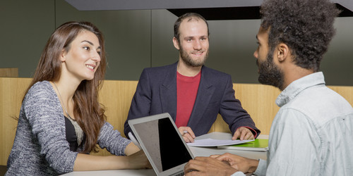 Studenten im Austausch Studenten im Austausch, sitzend mit Laptop