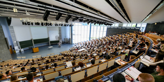 Students sitting in a lecture in the audimax.